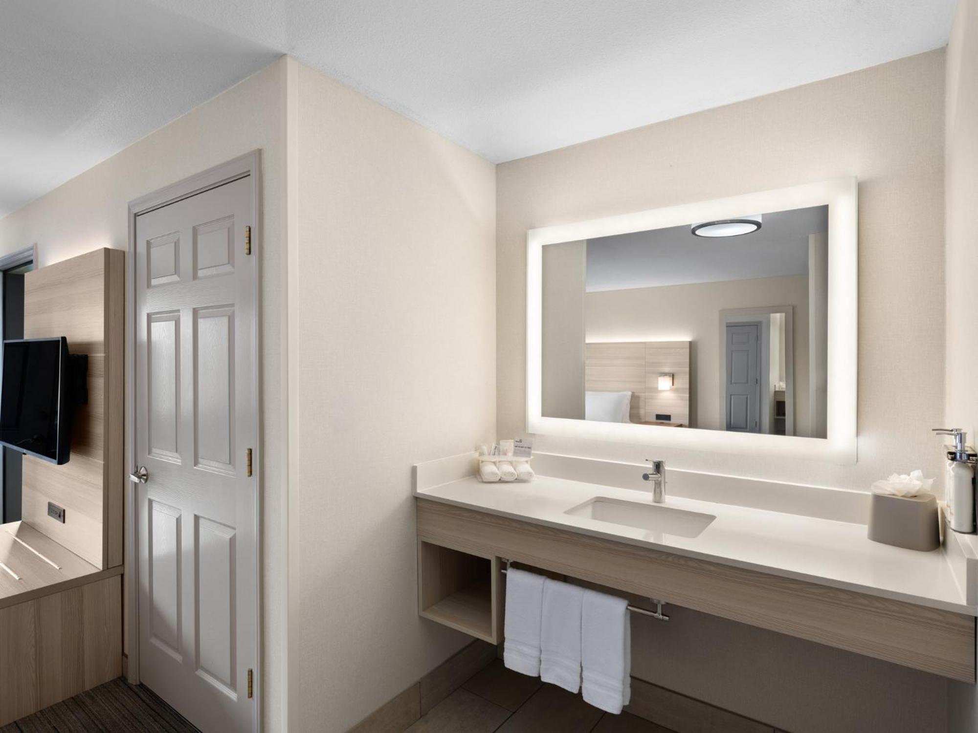 Holiday Inn Express Fort Bragg By Ihg Exterior foto