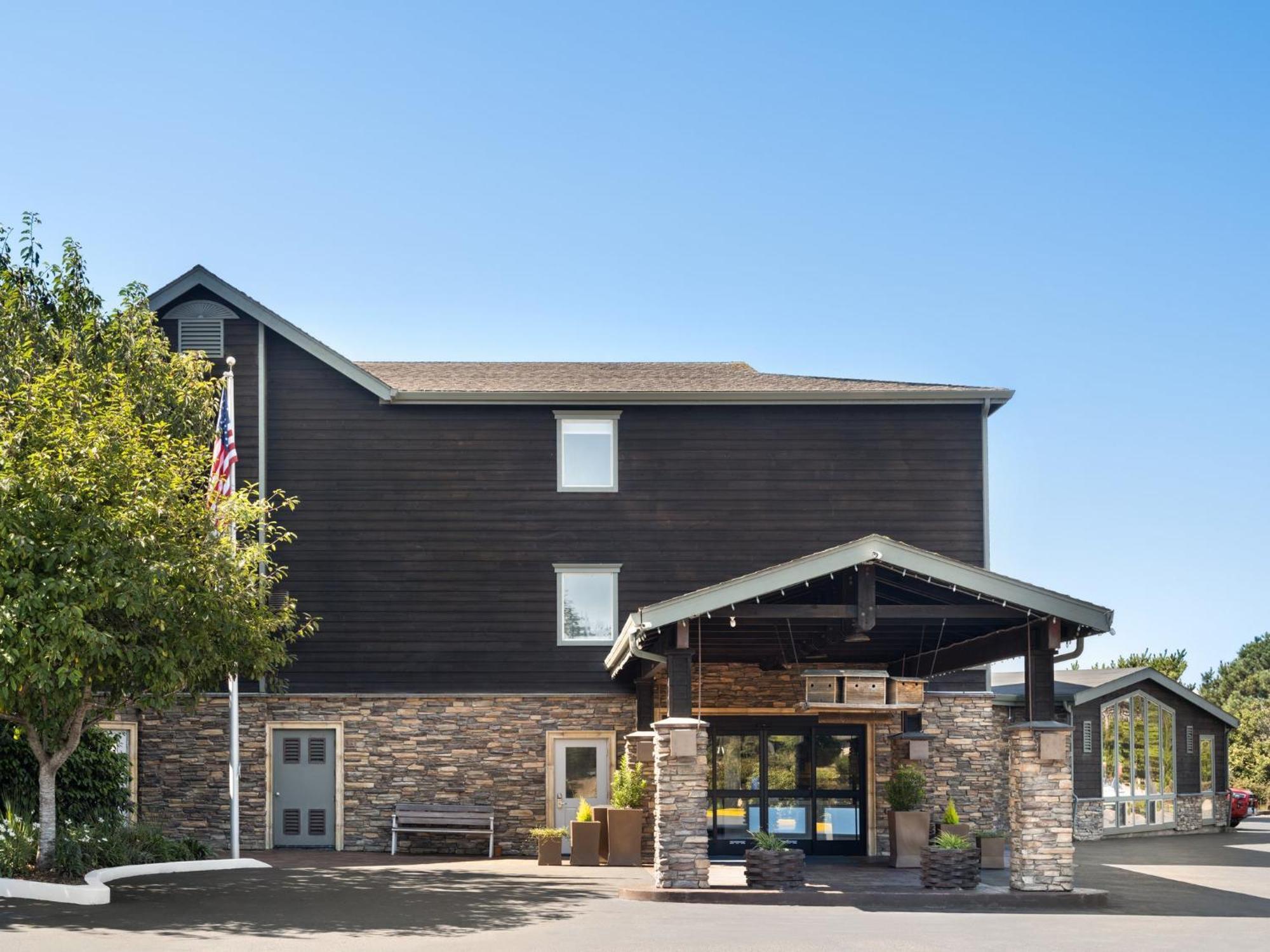 Holiday Inn Express Fort Bragg By Ihg Exterior foto